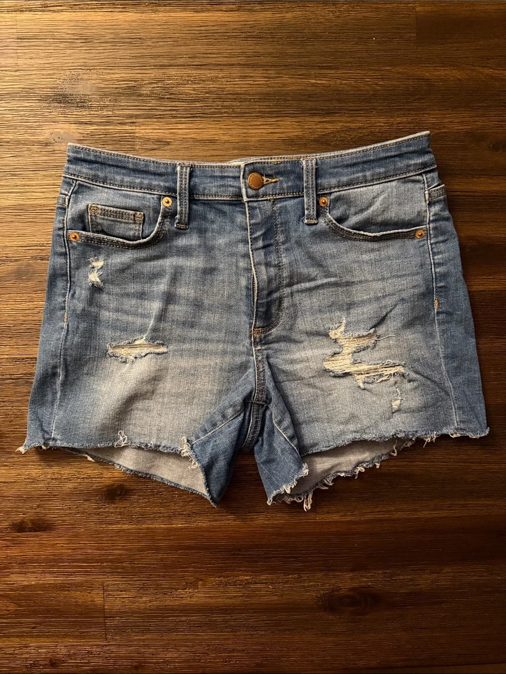 Universal Thread High Rise Medium Wash Distressed Denim Midi Shorts Size 6/28R